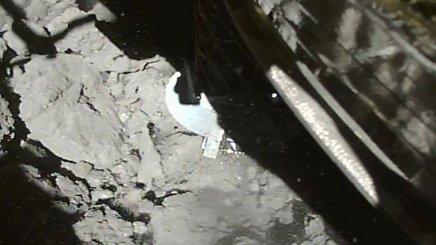 하야부사 2호가 소행성 류구에 두 번째 터치다운에 성공하고 있다. JAXA 제공 AFP 연합뉴스