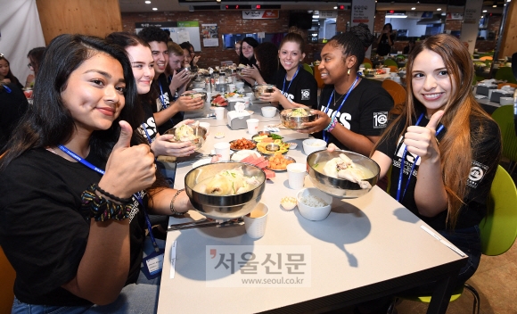 외국인 학생들도 삼계탕으로 ‘이열치열’
