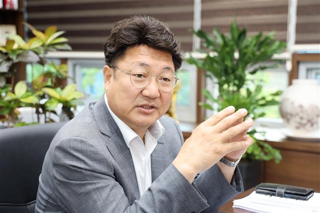 엄태준 경기 이천시장이 11일 서울신문과의 인터뷰에서 수도권 자연보전권역 규제는 36년 된 낡은 규제로 합리적으로 개선해서 역차별이 없도록 해야 한다고 주장하고 있다. 이천시 제공