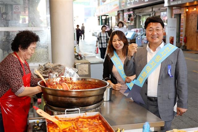 엄 이천시장이 관고전통시장을 방문해 선불카드 충전방식의 이천사랑 지역화폐 거리 홍보를 하고 있다. 이천시 제공