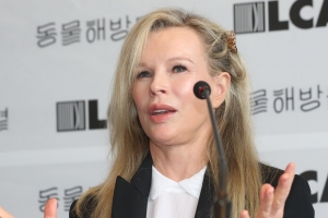 킴 베이싱어 “한국의 개 식용 전통, 젊은이들이 바꿀 것”