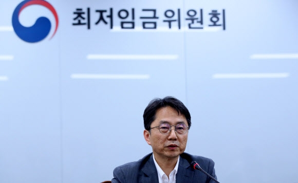 2020년 최저임금 결정 설명하는 박준식 위원장