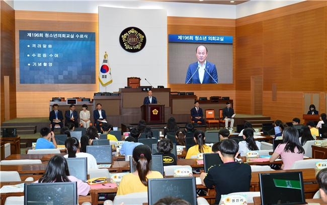 황인구 의원이 11일 서울시의회 본회의장에서 진행된 제196회 청소년 의회교실 수료식에서 인사말을 하고 있다.