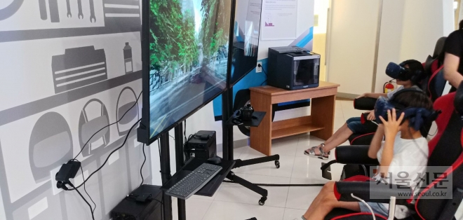 시청을 방문한 초등학생이 종합홍보관에 가상현실(VR) 속 재난안전 체험 시설인 지진·화재 진압 소화기 시뮬레이터를 통해 재난 상황을 체험하고 있다. 성남시 제공 