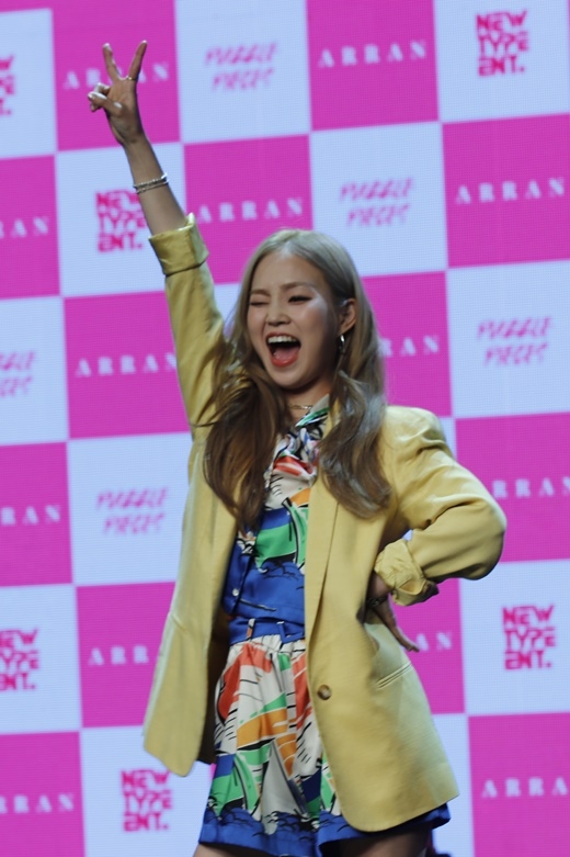 싱어송라이터 애런이 11일 데뷔 쇼케이스를 열고 파이팅 넘치는 포즈를 취하고 있다. 뉴타입이엔티 제공