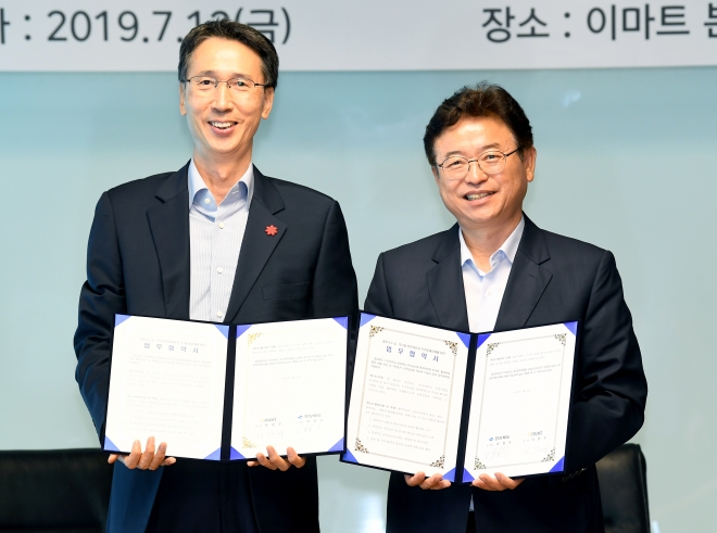 이철우(오른쪽) 경북도지사와 이갑수 ㈜이마트 사장이 12일 서울 이마트 본사에서 농특산품 판로 확대와 농업인 소득 향상을 위한 업무협약을 맺고 기념사진을 찍고 있다. 경북도 제공