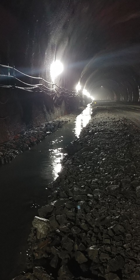 보령해저터널이 관통됐다. 수면에서 80m 아래로 지나는 터널은 바닷물이 스며들어 개울을 이룬다. 터널 밑에 거대한 집수장이 설치돼 터널이 완공되면 해수를 원산도로 펌핑해 처리한다. 이천열 기자