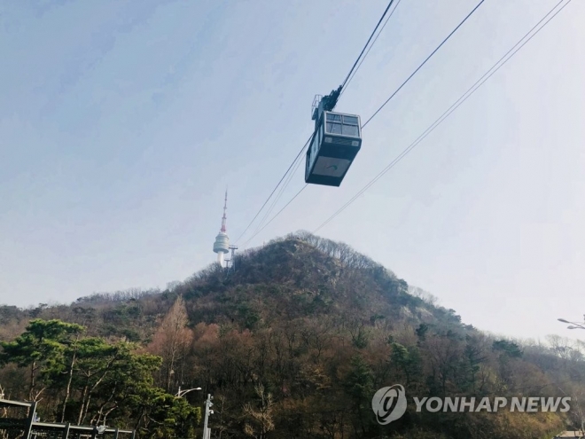 서울 남산케이블카 운행 중 고장나 안전펜스 충돌…7명 부상