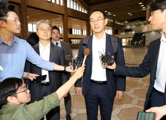 인터뷰 하는 전찬수 산업부 무역안보과장