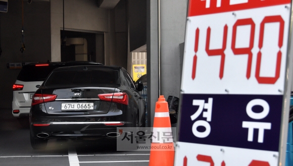 유가가 하락곡선을 보이는 가운데 14일 서울의 한 주유소의 휘발윳값이 1400원대를 보이고 있다. 2019.7.14 박지환기자 popocar@seoul.co.kr