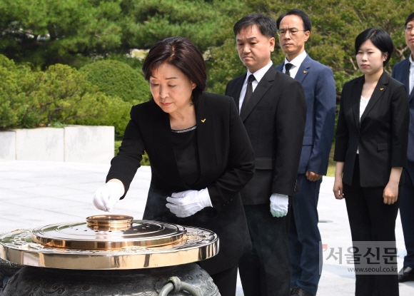 심상정 정의당 신임대표 등 지도부가 14일 서울 동작동 국립묘지를 찾아 현충탑 앞에서 참배하고 있다. 2019.7.14.  김명국 선임기자 daunso@seoul.co.kr