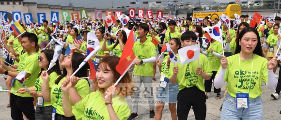 14일 서울 광화문광장 북측광장에서 열린 3.1운동 및 대한민국 임시정부 수립 100주년 기념 퍼포먼스에 참석한 재외동포재단 모국연수 참가학생들이 퍼포먼스를 펼치고 있다. 2019.7.14 박지환기자 popocar@seoul.co.kr