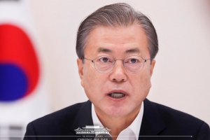 [속보] 문 대통령 “최저임금 1만원 공약 못 지켜 송구”