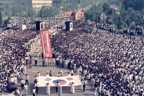 1987년 6월 항쟁 당시 경찰이 쏜 최루탄에 맞아 쓰러진 연세대 학생 고 이한열 열사의 장례식 전후 상황이 당시 외신기자의 카메라에 담겼다가 국내에 처음 공개됐다. 사진은 1987년 7월 9일 이 열사의 영결식에 수천명의 시민이 운집한 가운데 이 열사의 운구 행렬이 연세대를 나서는 모습. 주리시 교수 촬영·이한열기념사업회 제공