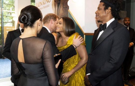 14일(현지시간) 영국 런던에서 열린 영화 ‘라이언킹’ 시사회에서 영국 해리 왕자와 메건 마클 왕자비가 비욘세-제이지 부부와 만나 인사를 나누고 있다.<br>로이터 연합뉴스