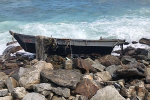 합참 “13일 북한 소형 목선 3척 발견 후 파기…오늘도 1척 발견”