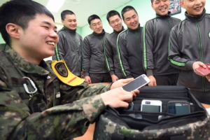 오늘부터 병사들도 일과 후 휴대전화 사용 전면 허용