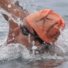 수영연맹의 준비부족…‘테이프 유니폼’ 이어 ‘매직펜 수영모자’