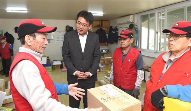 오승록(왼쪽 두 번째) 노원구청장이 지난해 상계동 주공아파트 14단지 경로당에서 운영하는 어르신 실버택배 현장을 방문해 얘기하고 있다. 노원구 제공
