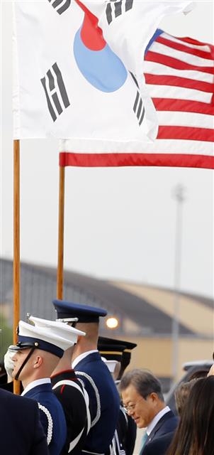 문재인 대통령이 지난 4월 한미 정상회담을 위해 미국 워싱턴 앤드루스 공군기지에 도착했을 당시 환영 행사를 나온 미군 의장대가 빛바랜 태극기를 들고 있는 모습.  연합뉴스