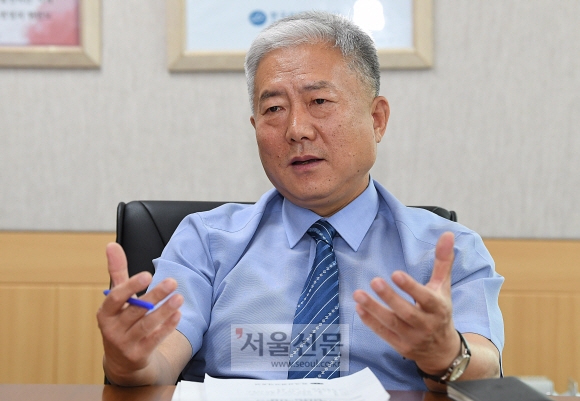 김동만 한국산업인력공단 이사장이 16일 서울 영등포구에 있는 한국산업인력공단 서울남부지사에서 서울신문과 인터뷰하고 있다. 오장환 기자 5zzang@seoul.co.kr