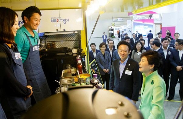 푸드트럭이 합법화된 직후인 2015년 9월 당시 박근혜 대통령이 인천 송도 컨벤시아에서 열린 지역희망박람회에서 푸드트럭을 둘러보고 있다. 서울신문 DB