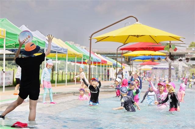 ‘찰방찰방 물놀이학교’에 참여한 초등학생들이 신나게 물놀이를 하며 더위를 식히고 있다. 금천구 제공
