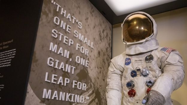 인류 최초의 달 착륙 50주년을 맞아 닐 암스트롱이 달 표면을 거닐 때 입었던 우주복이 국립항공우주박물관에서 일반에 공개된다. EPA 자료사진
