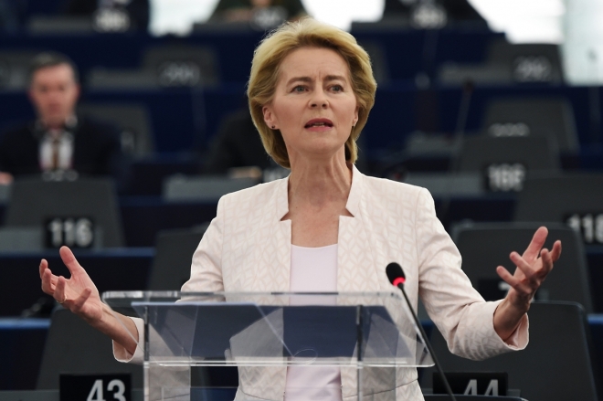 독일의 우르줄라 폰데어라이엔 국방장관이 16일(현지시간) 유럽연합(EU)의 새 집행위원장으로 선출됐다. 이로써 폰데어라이엔 위원장은 EU 역사상 처음으로 여성 집행위원장이 됐다. AFP 연합뉴스