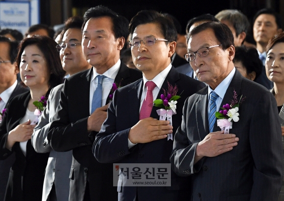 17일 오전 국회에서 열린 제71주년 제헌절 기념식에서 5당 대표들이 국기에 대한 경례를 하고 있다. 2019. 07.17.  김명국 선임기자 daunso@seoul.co.kr