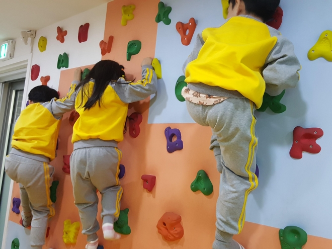 지난 3월 서울 관악구 보라매동 어린이 건강 체험관을 찾은 어린이들이 암벽 등반 체험을 하고 있다. 관악구 제공 