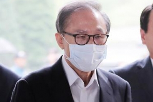 [포토] 오늘도 마스크 쓴 채 법정 향하는 MB