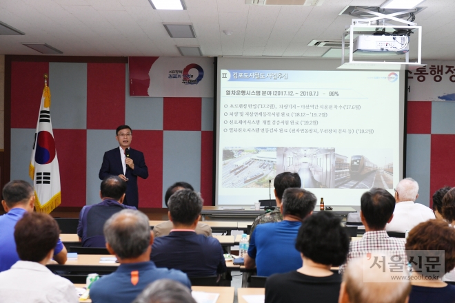 정하영 김포시장이 읍면동 순회 소통행정으로 장기동 주민들에게 시정을 설명하고 있다. 김포시 제공