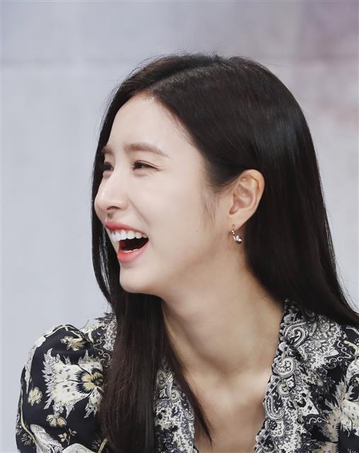 배우 신세경이 17일 오후 서울 마포구 상암동 MBC 골든마우스홀에서 열린 MBC 새 수목 미니시리즈 ‘신입사관 구해령’ 제작발표회에 참석해 미소를 짓고 있다.<br>‘신입사관 구해령’은 조선의 첫 문제적 여사(?史) 구해령(신세경 분)과 반전 모태솔로 왕자 이림(차은우 분)의 ‘필’ 충만 로맨스를 그린 작품이다. 2019.7.17<br>뉴스1