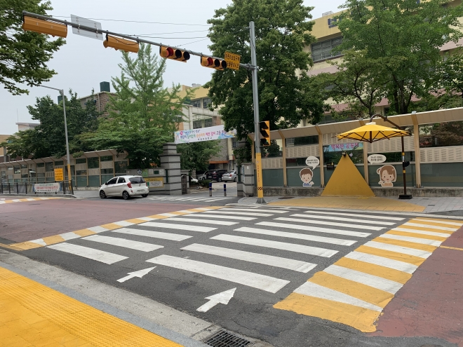 박달초등학교에 설치한 노란천사 프로젝트 시설물. 노란색상 시설물을 집중 배치해 어린이 사고 발생률을 줄이기 위한 사업이다. 안양시 제공