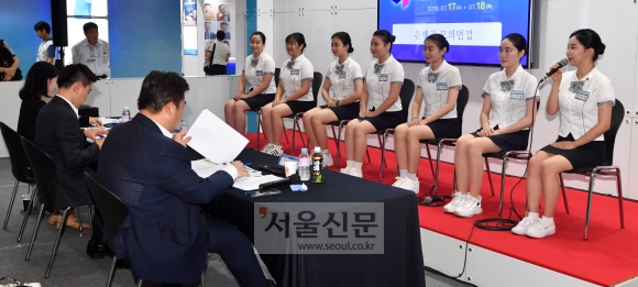 17일 서울 코엑스에서 열린 금융대전에 참가한 학생들이 은행권 모의면접을 보고 있다. 2019.7.17 박지환기자 popocar@seoul.co.kr