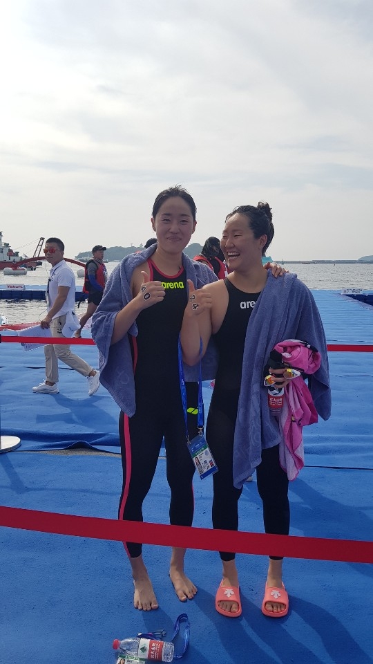 반선재(왼쪽)와 이정민 선수가 오픈워터 여자 5㎞ 완주 후 “저변 확대를 위해 더 좋은 성적을 내도록 노력하겠다”고 각오를 보이며 활짝 웃고 있다.