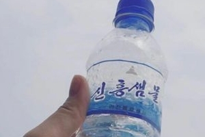 소유가 서프보드 타던 중 주운 북한 쓰레기