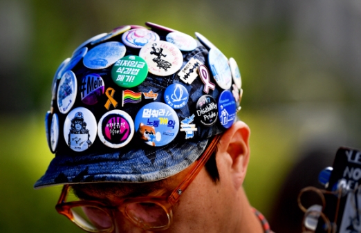 [한 컷 세상] 목소리에 귀를 기울여 봐요