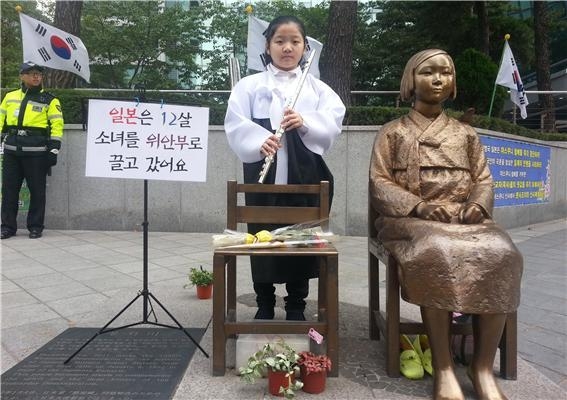 변미솔양이 초등학교 6학년이던 2013년 서울 종로구 주한 일본대사관 앞 ‘평화의 소녀상’ 옆에서 처음 공연할 당시의 모습. 변미솔양 제공