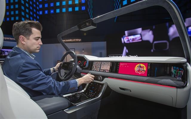 The'Digital Cockpit' jointly developed by Samsung Electronics and Harman is being demonstrated at the 2018 International Electronics Show (CES).  Provided by Samsung Electronics