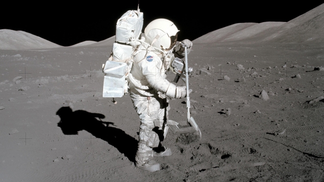 1972년 12월 미국 우주선 아폴로 17호의 우주인 해리슨 슈미트가 달 표면의 샘플을 채집하는 모습. NASA 제공 