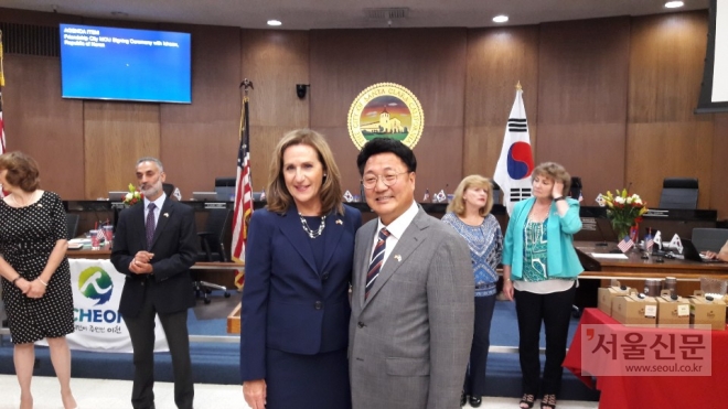 엄태준(오른쪽) 이천시장과 리사 길모어 산타클라라 시장이 16일(현지시간) 한인회 회원 등 100여 명이 참석한 가운데 산타클라라시 의회홀에서 열린 국제우호교류협정을 맺고 기념사진을 찍고 있다.  이천시 제공 