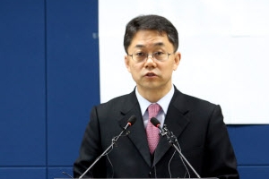 남을 줄 알았던 윤석열 1년 선배...벌써 2명 사의