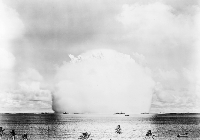 1946년 태평양 마셜제도의 비키니 환초에서 미국의 핵실험이 진행되고 있다. 위키미디어