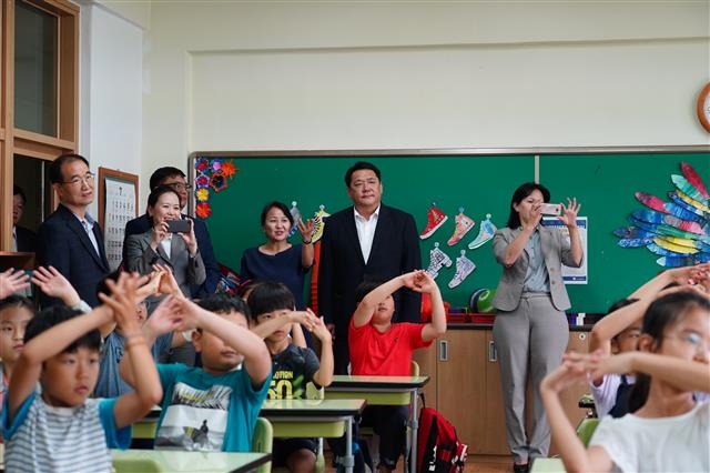 지난 17일 서울 강동구 성일초등학교 교실을 찾은 몽골 대표단이 ‘움직이는 교실, 건강한 학교’ 정책에 따라 아이들이 교실에서 스트레칭을 하는 모습을 인상 깊게 보고 있다. 강동구 제공