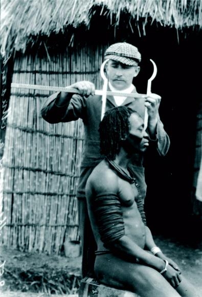 영국인 분류학자 겸 사진가가 아프리카 무암바족 남성의 머리를 측정하는 장면. 돌베개 제공