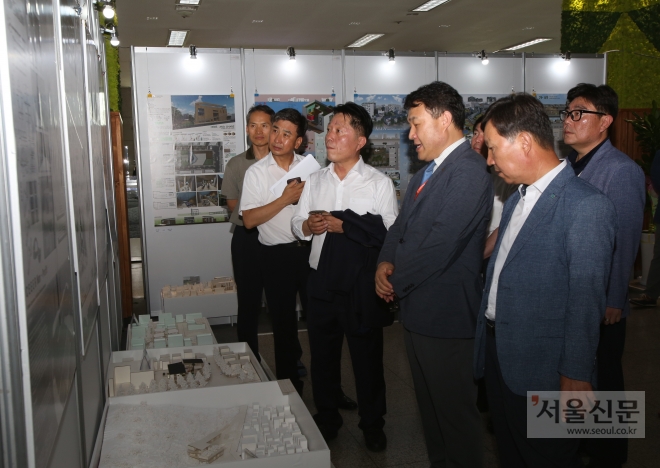 장덕천(왼쪽서 3번째) 부천시장이 부천대 관계자로부터 건축작품 설명을 듣고 있다. 부천시 제공