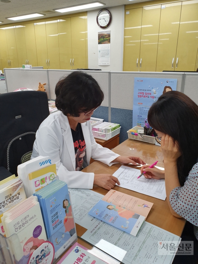 성남시는 최대 300만원을 지원하는 고위험 임산부 의료비 지원 사업대상 질환을 기존 11종에서 19종으로 확대했다. 사진은 중원구보건소에서 한 여성이 상담을 하고 있다.  성남시 제공