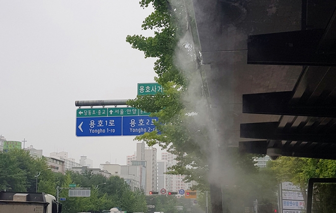 군포시 용호고 인근 버스정류장에 설치된 쿨링포그. 군포시 제공 
